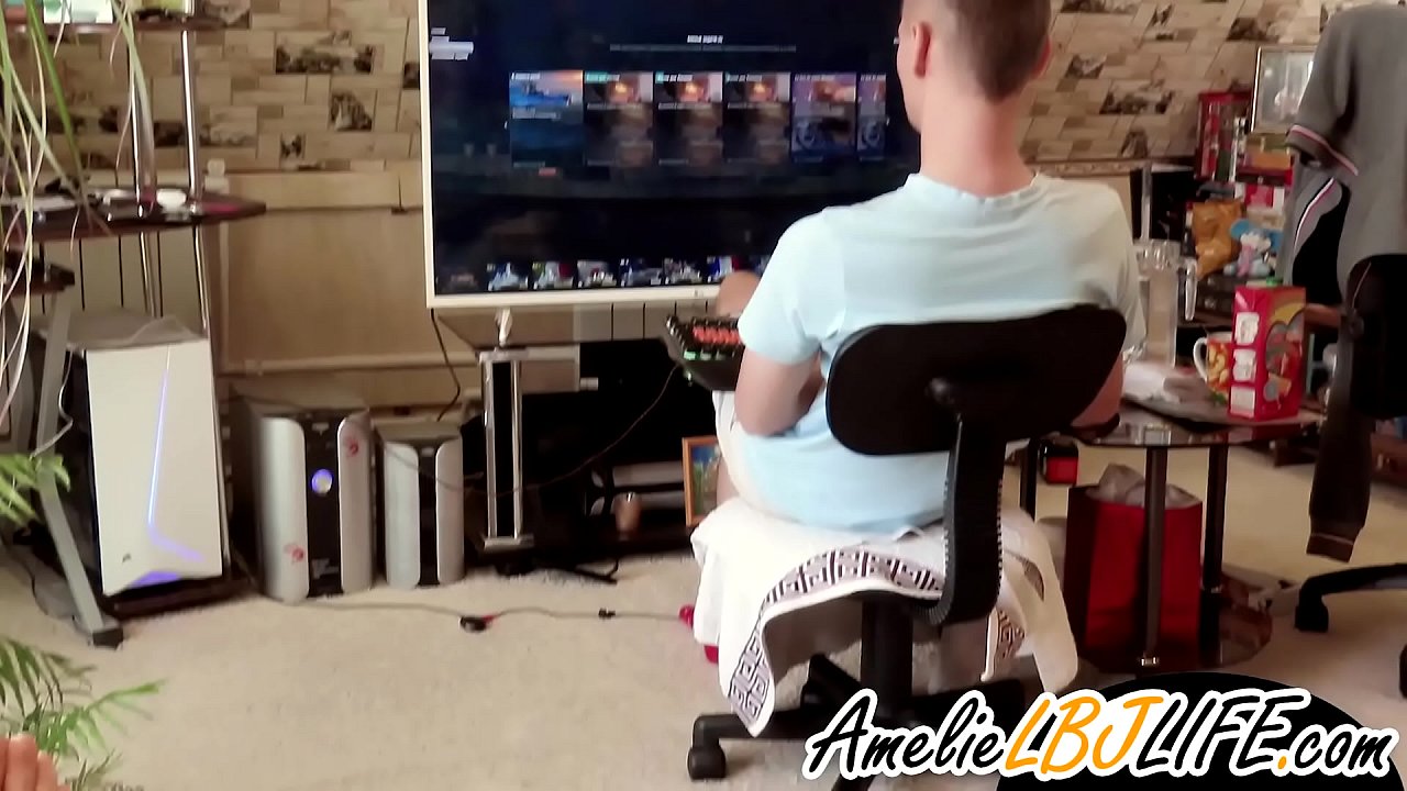 Intombazana iphulula amaphambili ngethoyi yesini ukuze isoka lidlale imidlalo yekhompyutha