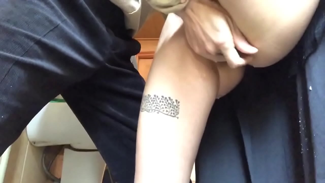 I-Squirt kwigumbi lokuhlambela lesikolo, i-orgasm enamagwebu yokwenyani - utitshala wam wenza konke okusemandleni akhe