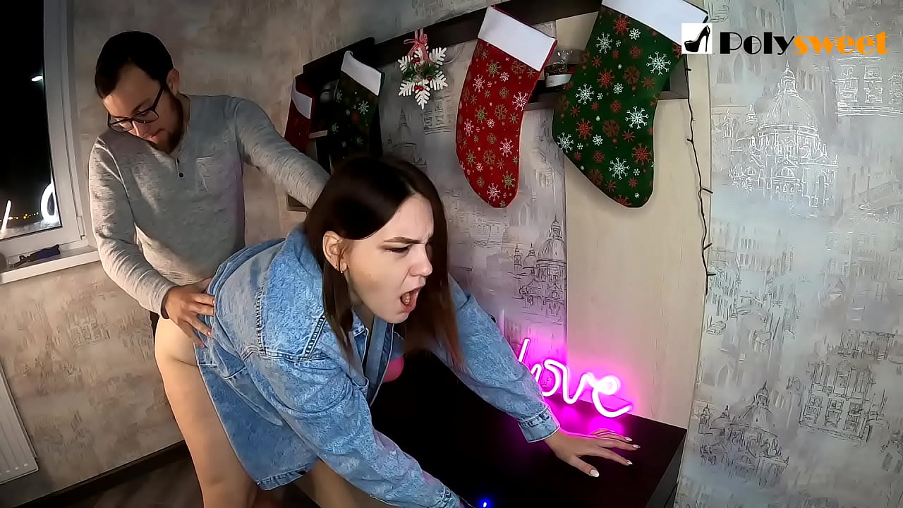 Lo mfana wayekonwabele ukuhlamba intombazana entle enomsila wehashe empundu ngomlomo nangenduku