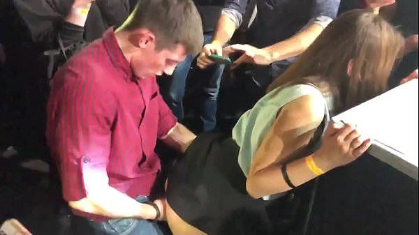 Isondo sangempela kwi-nightclub yaseRashiya. Intombazana yaseRashiya eneminyaka eli-18 ubudala kwi-anus kunye ne-vagina yangena kwi-nightclub